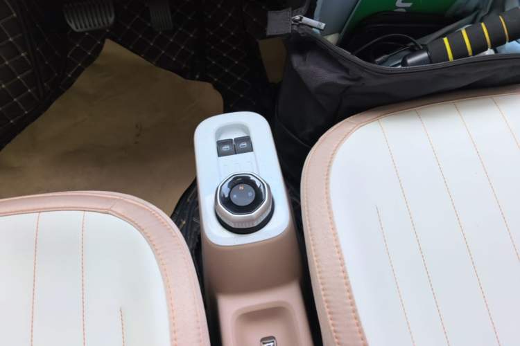 Used Geely Galaxy Panda 2024 Panda Mini 200km Endurance Bear Gear Lever