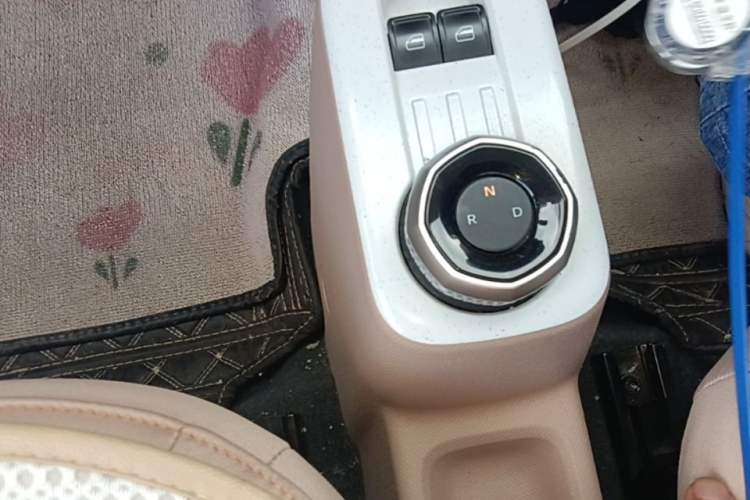 Used Geely Galaxy Panda 2024 Panda Mini 200km Endurance Bear Gear Lever