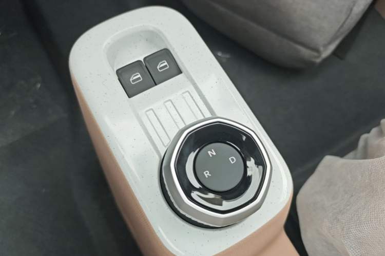 Used Geely Galaxy Panda 2024 Panda Mini 200km Endurance Bear Gear Lever