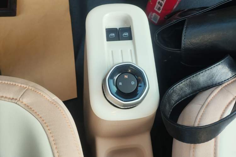 Used Geely Galaxy Panda 2024 Panda Mini 200km Endurance Bear Gear Lever