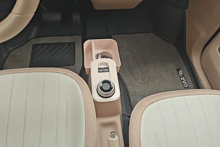 Used Geely Galaxy Panda 2024 Panda Mini 200km Endurance Bear Gear Lever