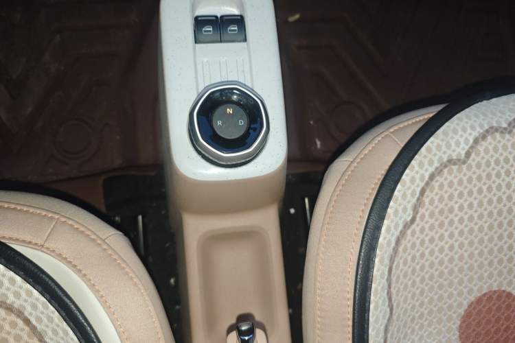 Used Geely Galaxy Panda 2024 Panda Mini 200km Endurance Bear Gear Lever