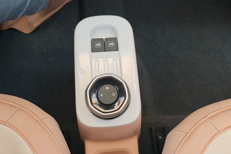 Used Geely Galaxy Panda 2024 Panda Mini 200km Endurance Bear Gear Lever