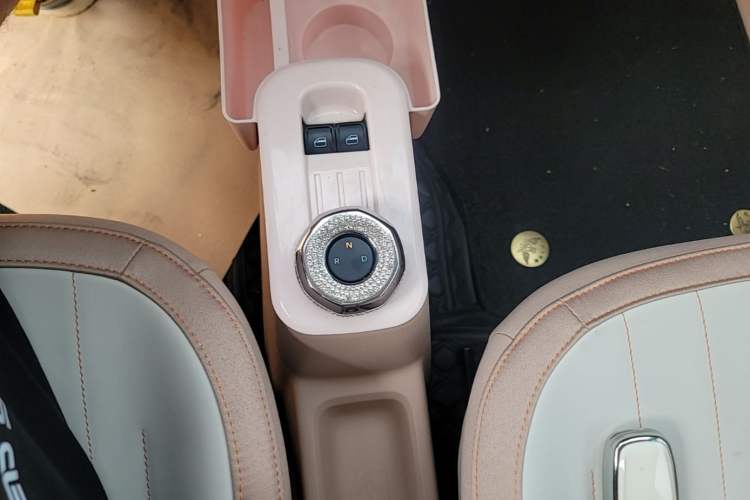 Used Geely Galaxy Panda 2024 Panda Mini 200km Endurance Bear Gear Lever