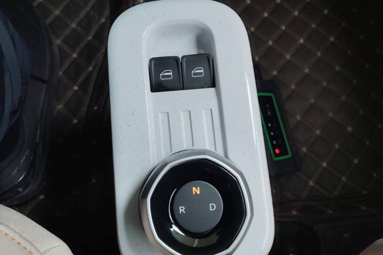 Used Geely Galaxy Panda 2024 Panda Mini 200km Endurance Bear Gear Lever