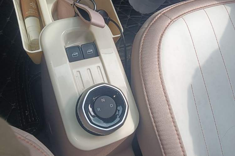 Used Geely Galaxy Panda 2024 Panda Mini 200km Endurance Bear Gear Lever