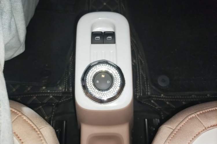 Used Geely Galaxy Panda 2024 Panda Mini 200km Endurance Bear Gear Lever
