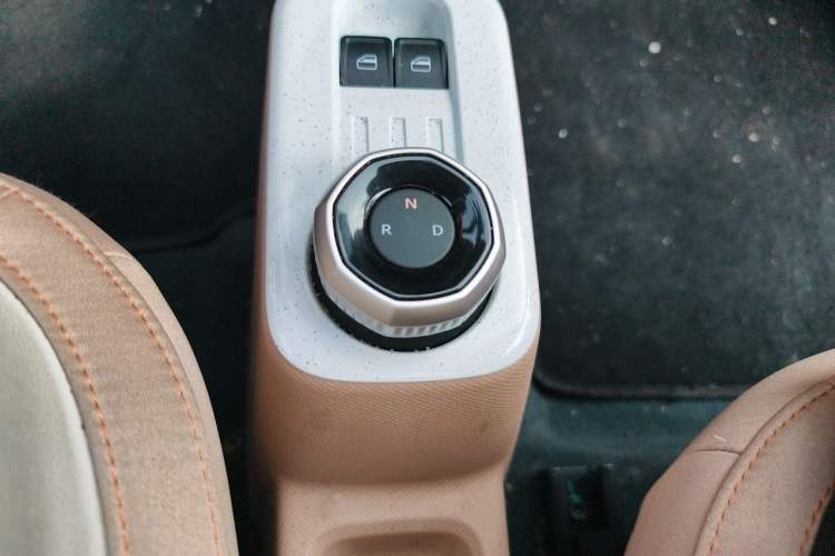 Used Geely Galaxy Panda 2024 Panda Mini 200km Endurance Bear Gear Lever