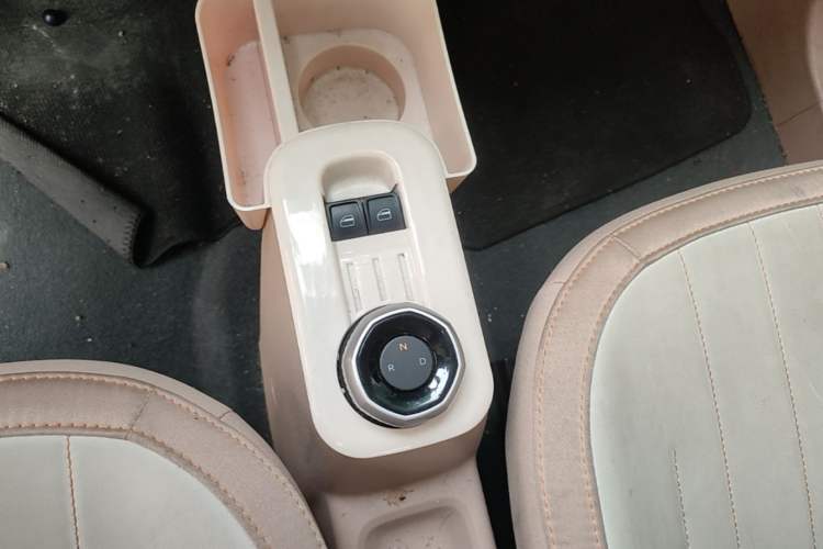 Used Geely Galaxy Panda 2024 Panda Mini 200km Endurance Bear Gear Lever
