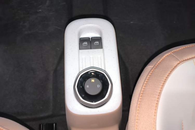 Used Geely Galaxy Panda 2024 Panda Mini 200km Endurance Bear Gear Lever