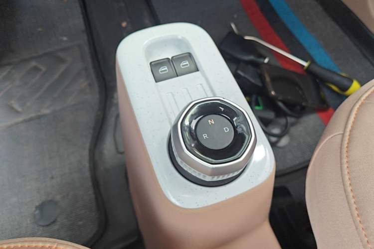 Used Geely Galaxy Panda 2024 Panda Mini 200km Endurance Bear Gear Lever