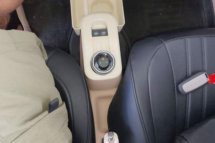 Used Geely Galaxy Panda 2024 Panda Mini 200km Endurance Bear Gear Lever