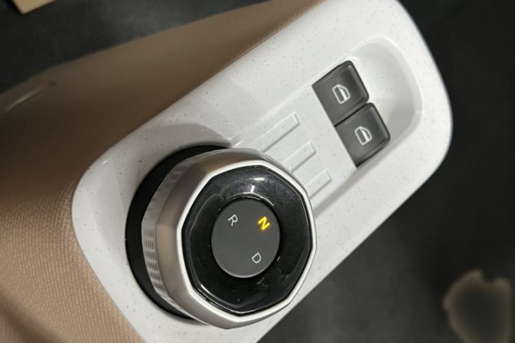 Used Geely Galaxy Panda 2024 Panda Mini 200km Endurance Bear Gear Lever