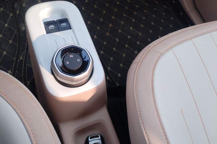 Used Geely Galaxy Panda 2024 Panda Mini 200km Endurance Bear Gear Lever