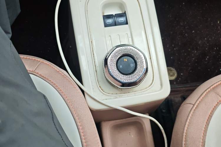 Used Geely Galaxy Panda 2024 Panda Mini 200km Endurance Bear Gear Lever