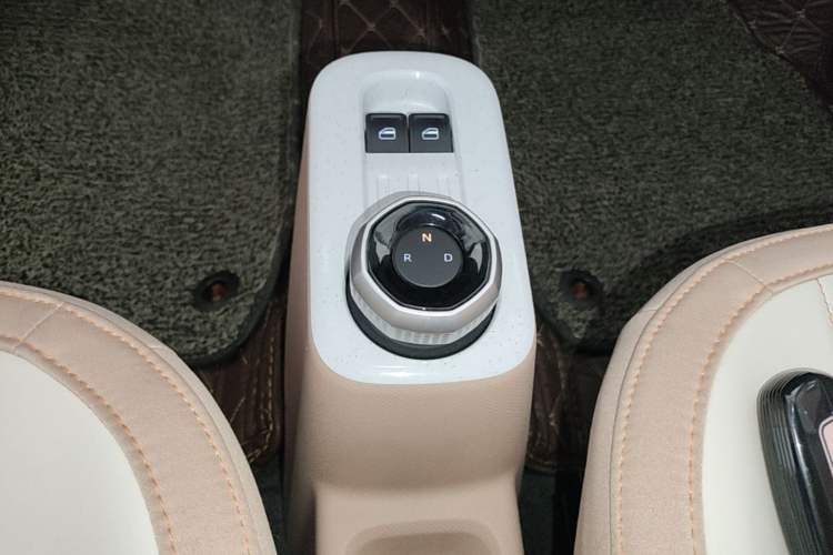Used Geely Galaxy Panda 2024 Panda Mini 200km Endurance Bear Gear Lever
