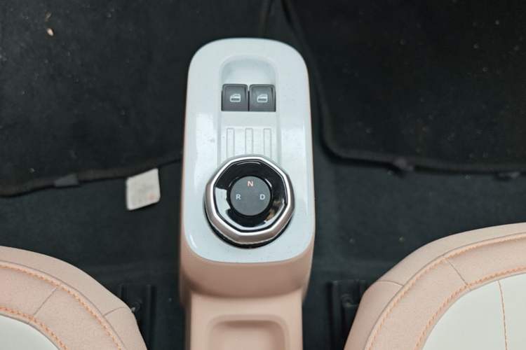 Used Geely Galaxy Panda 2024 Panda Mini 200km Endurance Bear Gear Lever