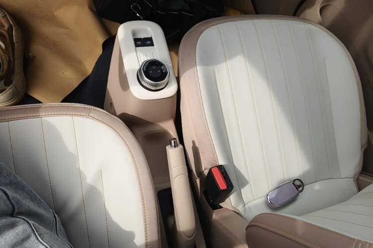 Used Geely Galaxy Panda 2024 Panda Mini 200km Endurance Bear Gear Lever