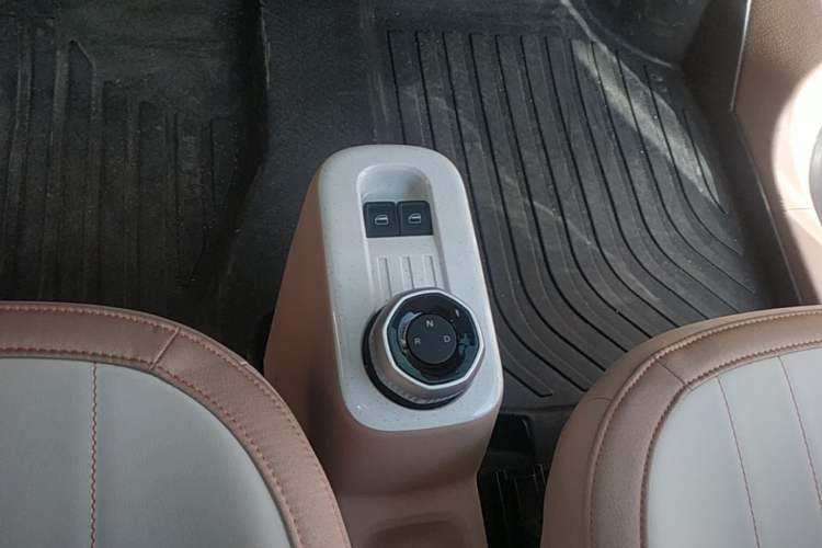 Used Geely Galaxy Panda 2024 Panda Mini 200km Endurance Bear Gear Lever