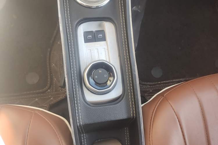 Used Geely Galaxy Panda 2024 Panda Mini 200km Endurance Bear Gear Lever