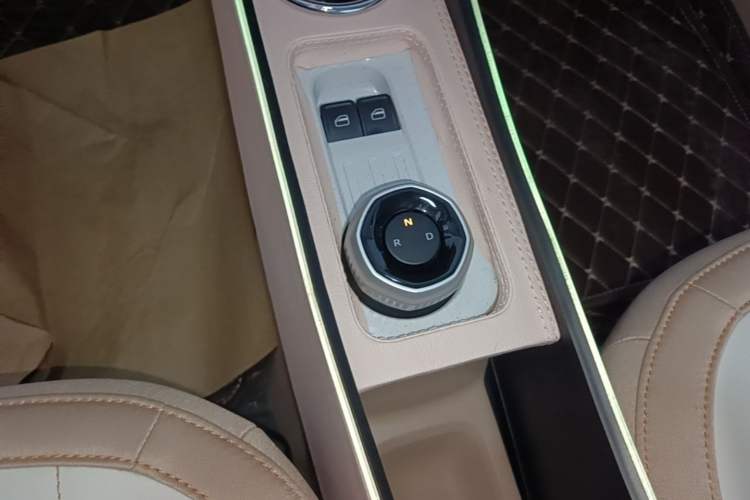 Used Geely Galaxy Panda 2024 Facelifted Panda Mini 200km Dragon Edition Gear Lever