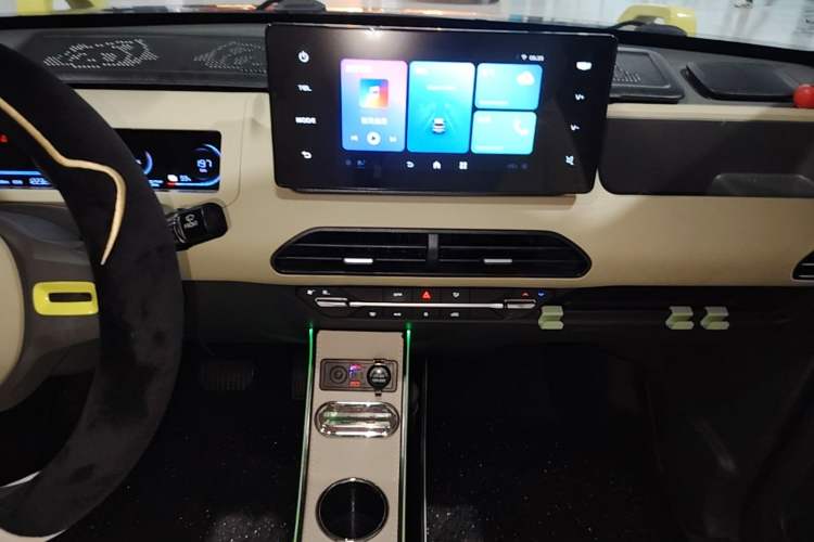 Used Geely Galaxy Panda 2024 200km Panda Rider Audio And AC Panel