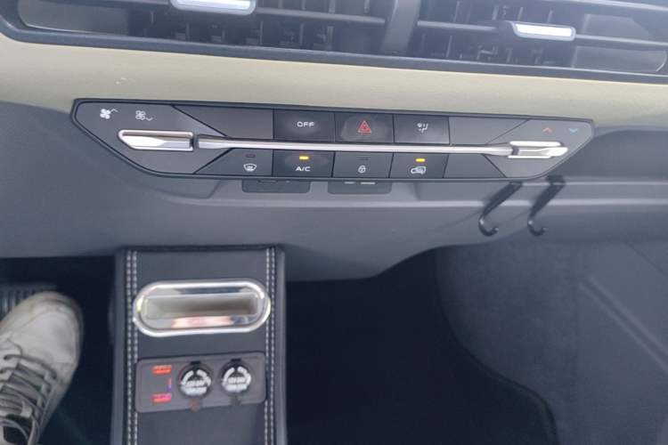 Used Geely Galaxy Panda 2024 200km Panda Rider Audio And AC Panel