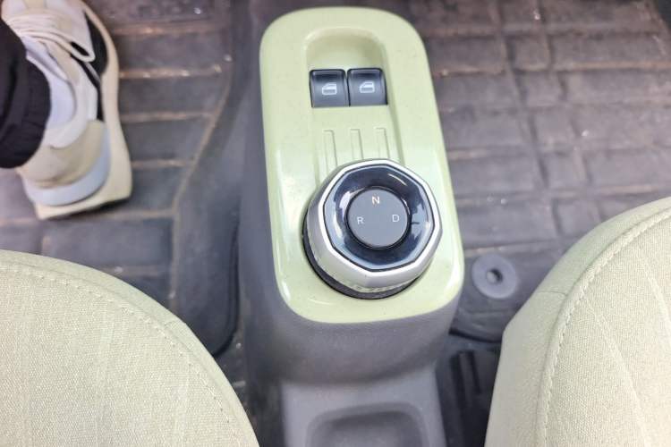 Used Geely Galaxy Panda 2024 Panda Mini 200km Endurance Bear Gear Lever