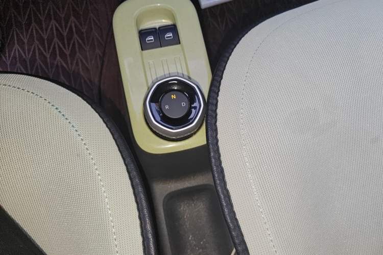 Used Geely Galaxy Panda 2024 Panda Mini 200km Endurance Bear Gear Lever