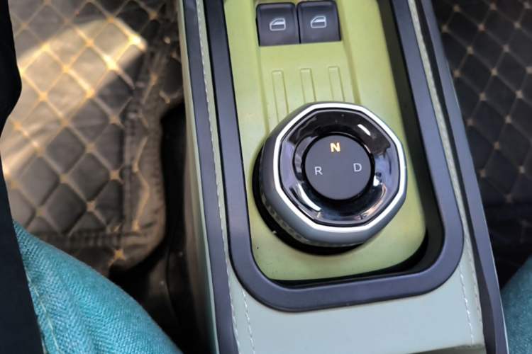 Used Geely Galaxy Panda 2024 Panda Mini 200km Endurance Bear Gear Lever