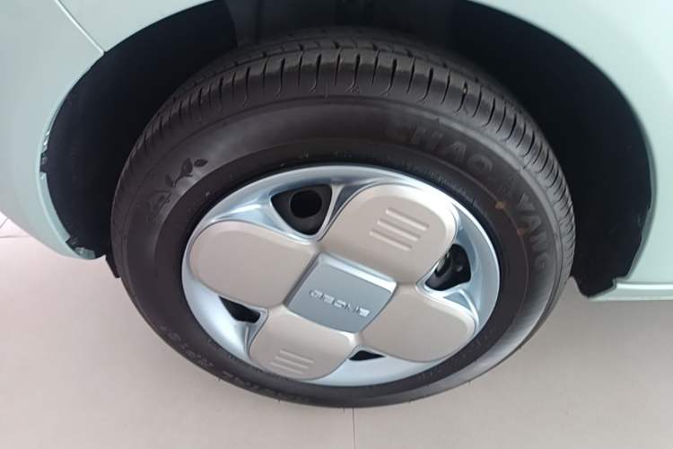 Used Geely Galaxy Panda 2024 Panda Mini 200km Endurance Bear Left Front Wheel Hub