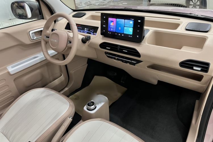 Used Geely Galaxy Panda 2024 Panda Mini 200km Endurance Bear Interior 3