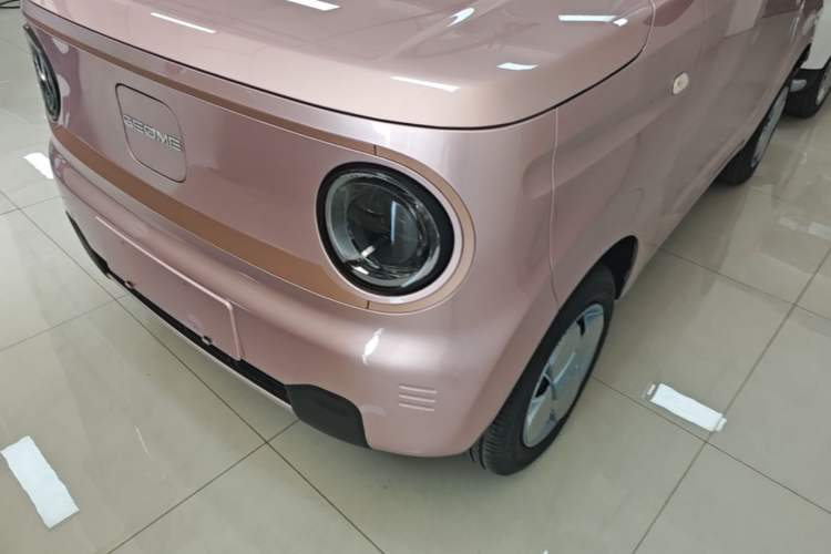 Used Geely Galaxy Panda 2024 Panda Mini 200km Endurance Bear Left Front Headlight
