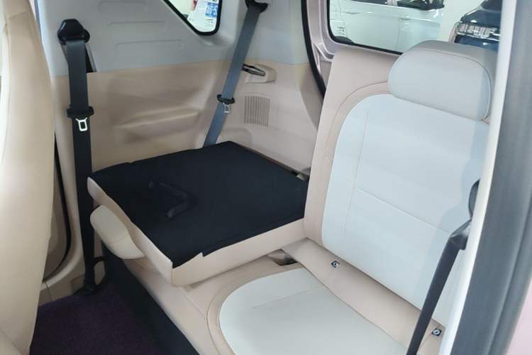 Used Geely Galaxy Panda 2024 Panda Mini 200km Endurance Bear Left Rear Seat