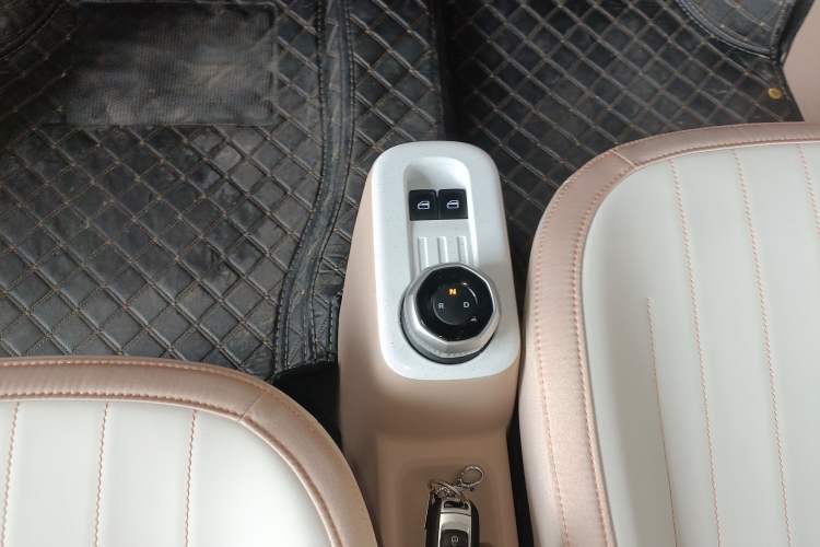Used Geely Galaxy Panda 2024 Panda Mini 200km Endurance Bear Gear Lever