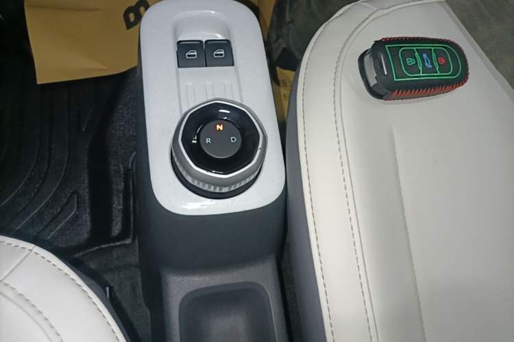 Used Geely Galaxy Panda 2024 Panda Mini 200km Endurance Bear Gear Lever