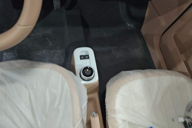 Used Geely Galaxy Panda 2024 Panda Mini 200km Endurance Bear Gear Lever