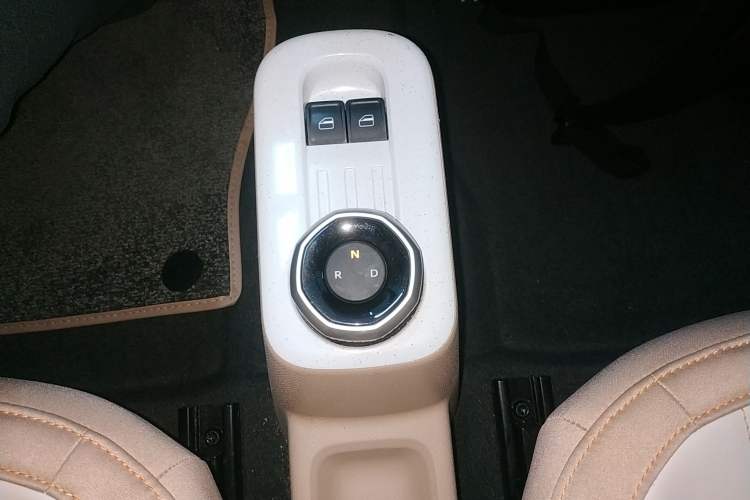 Used Geely Galaxy Panda 2024 Panda Mini 200km Endurance Bear Gear Lever