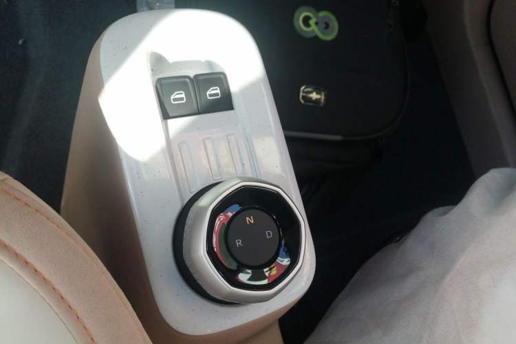 Used Geely Galaxy Panda 2024 Panda Mini 200km Endurance Bear Gear Lever
