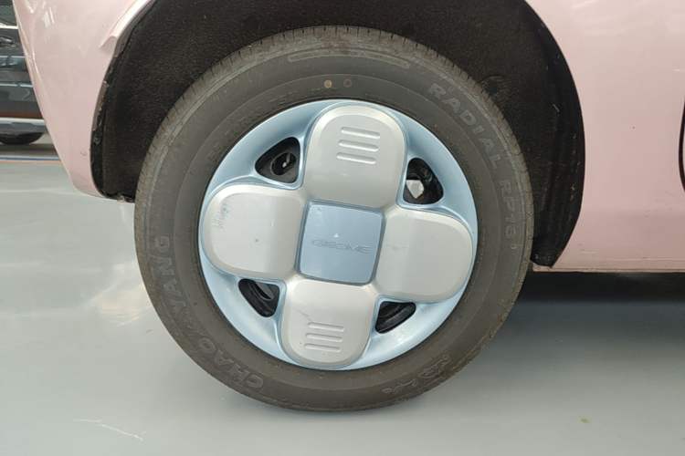 Used Geely Galaxy Panda 2024 Panda Mini 200km Endurance Bear Right Rear Wheel Hub