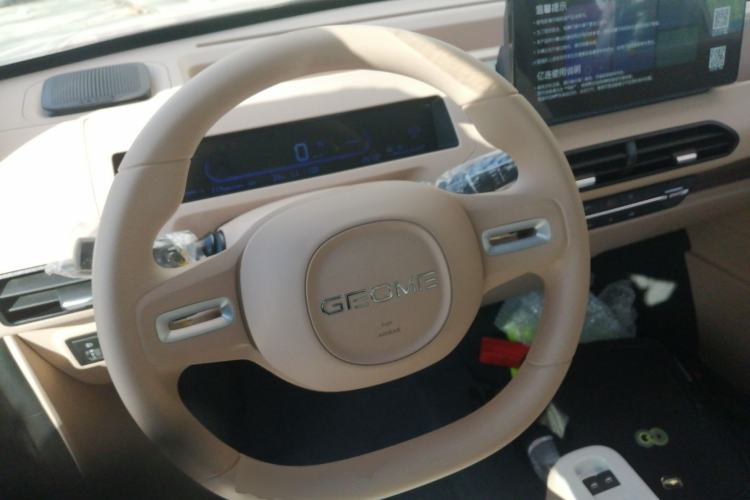 Used Geely Galaxy Panda 2024 Panda Mini 200km Endurance Bear Steering Wheel