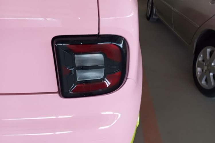 Used Geely Galaxy Panda 2024 Panda Mini 200km Endurance Bear Right Rear Taillight