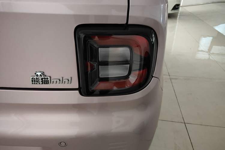Used Geely Galaxy Panda 2024 Panda Mini 200km Endurance Bear Right Rear Taillight