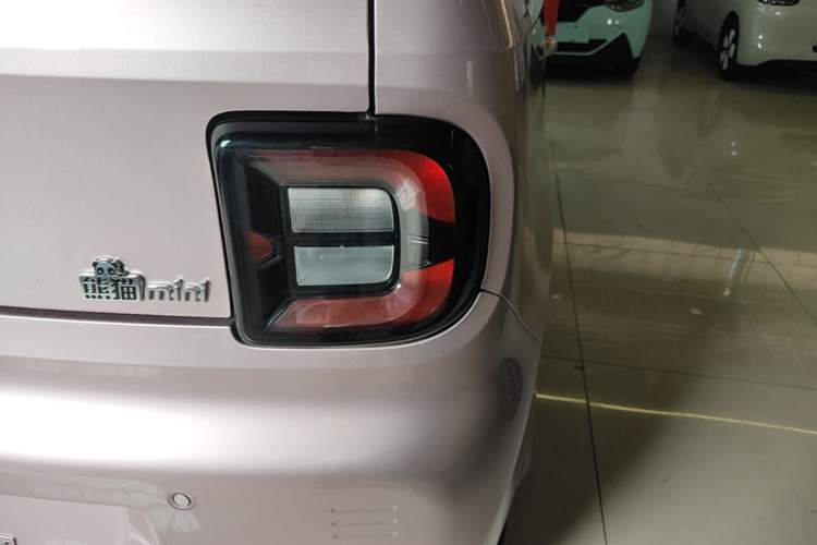 Used Geely Galaxy Panda 2024 Panda Mini 200km Endurance Bear Right Rear Taillight