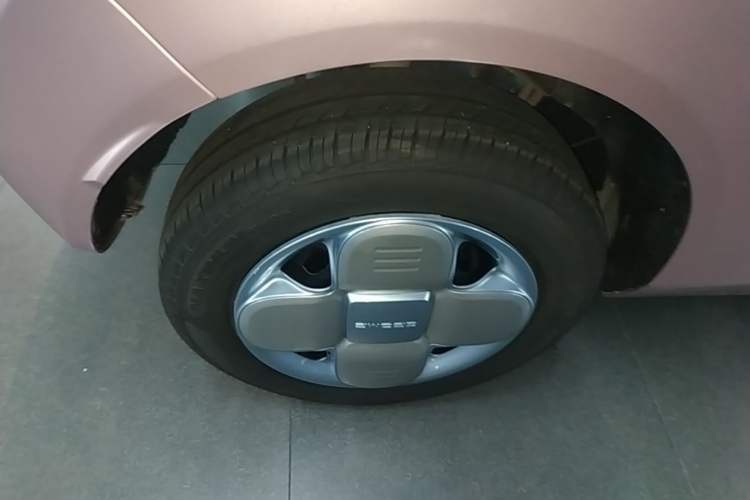 Used Geely Galaxy Panda 2024 Panda Mini 200km Longteng PRO Edition Right Rear Wheel Hub