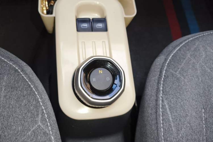 Used Geely Galaxy Panda 2024 Panda Mini 200km Endurance Bear Gear Lever