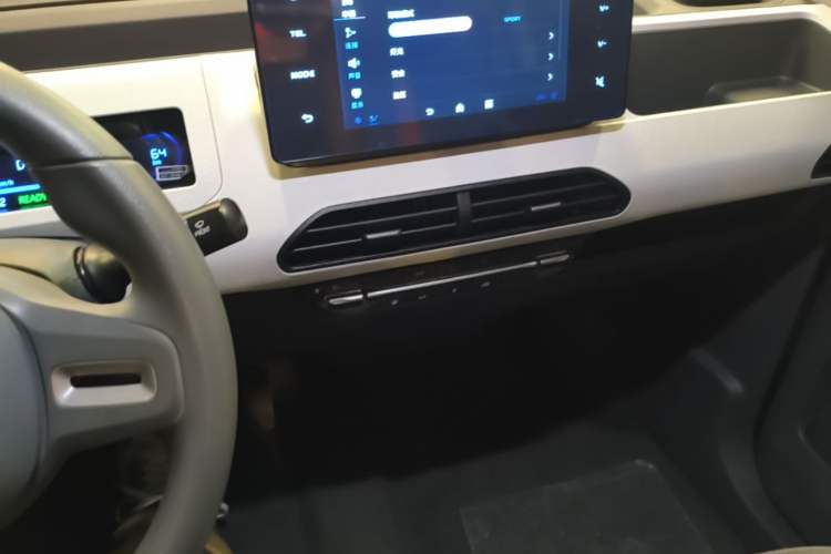 Used Geely Galaxy Panda 2024 Panda Mini 200km Endurance Bear Audio And AC Panel
