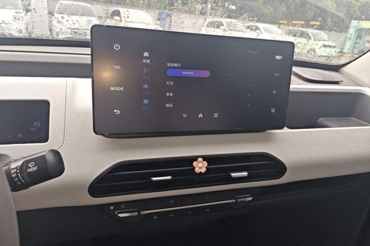 Used Geely Galaxy Panda 2024 Panda Mini 200km Endurance Bear Audio And AC Panel
