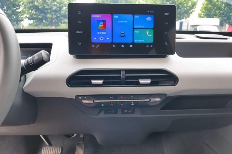 Used Geely Galaxy Panda 2024 Panda Mini 200km Endurance Bear Audio And AC Panel
