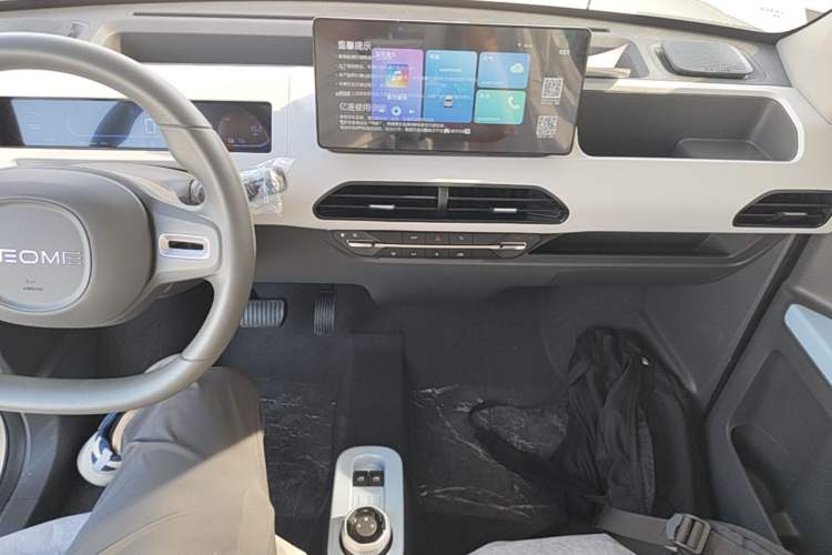 Used Geely Galaxy Panda 2024 Panda Mini 200km Endurance Bear Audio And AC Panel